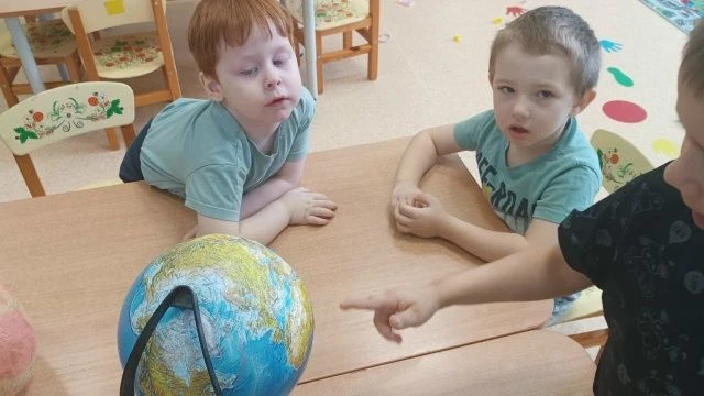 Недавно в детском саду прошло увлекательное занятие по аппликации, посвящённое Дню Земли. Ребята с б
