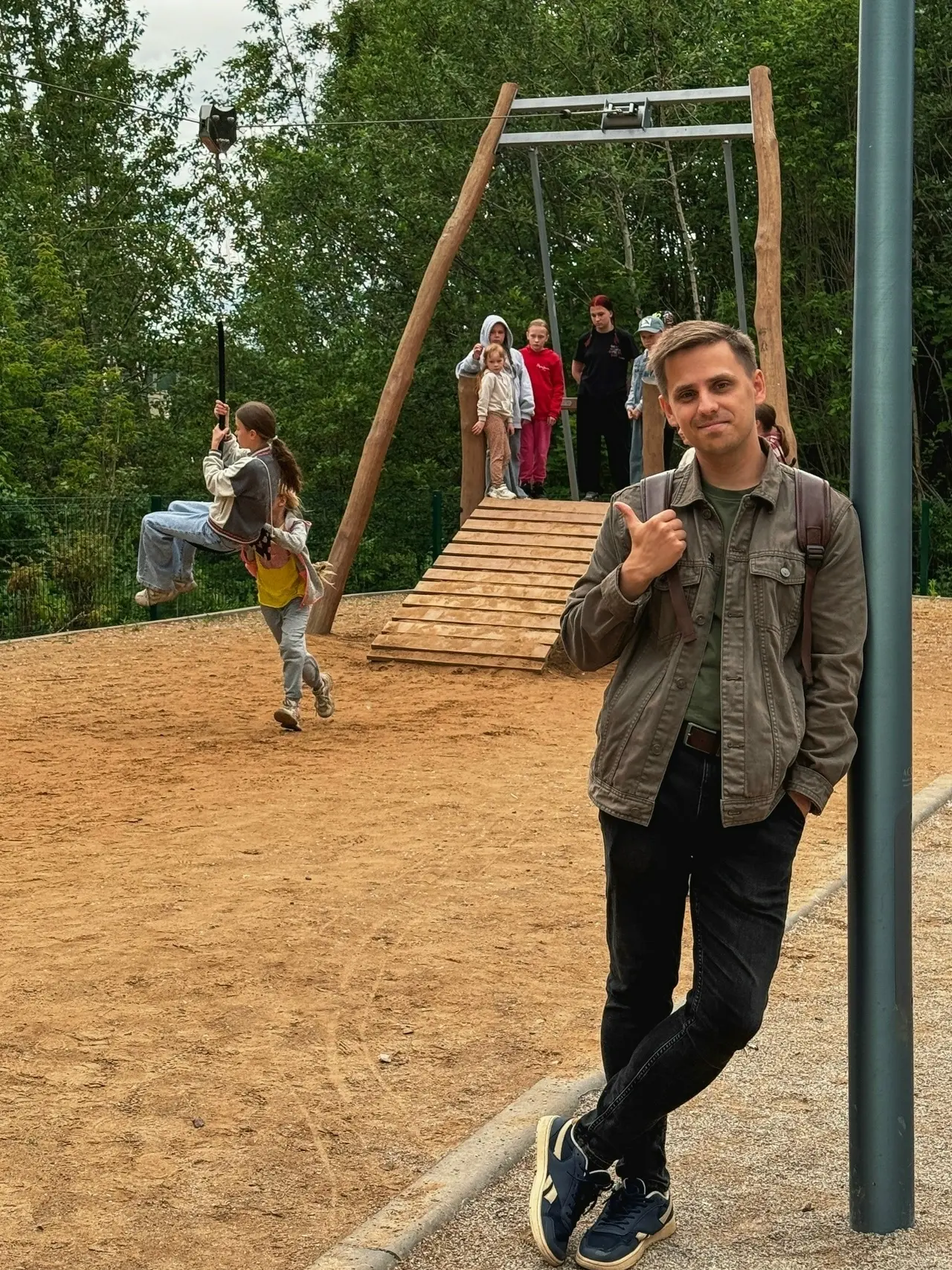 🎠 В Перми у дома по Бульвару Гагарина, 44в появилась новая детская площадка с зиплайном, на котором