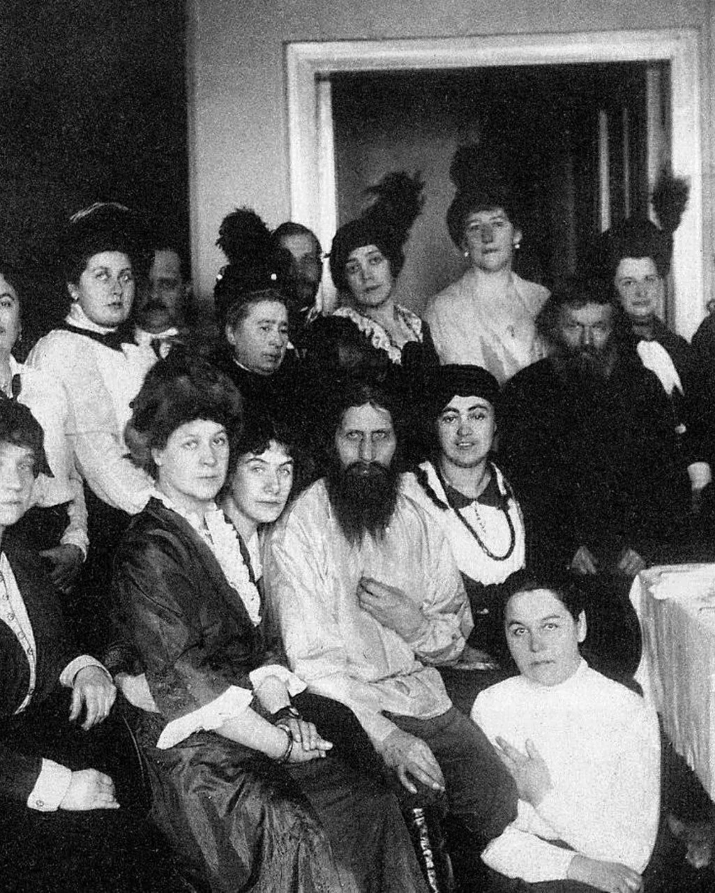 Григорий Распутин незадолго до его убийства, Москва, 1916 год.

Фотоальбом | подписаться