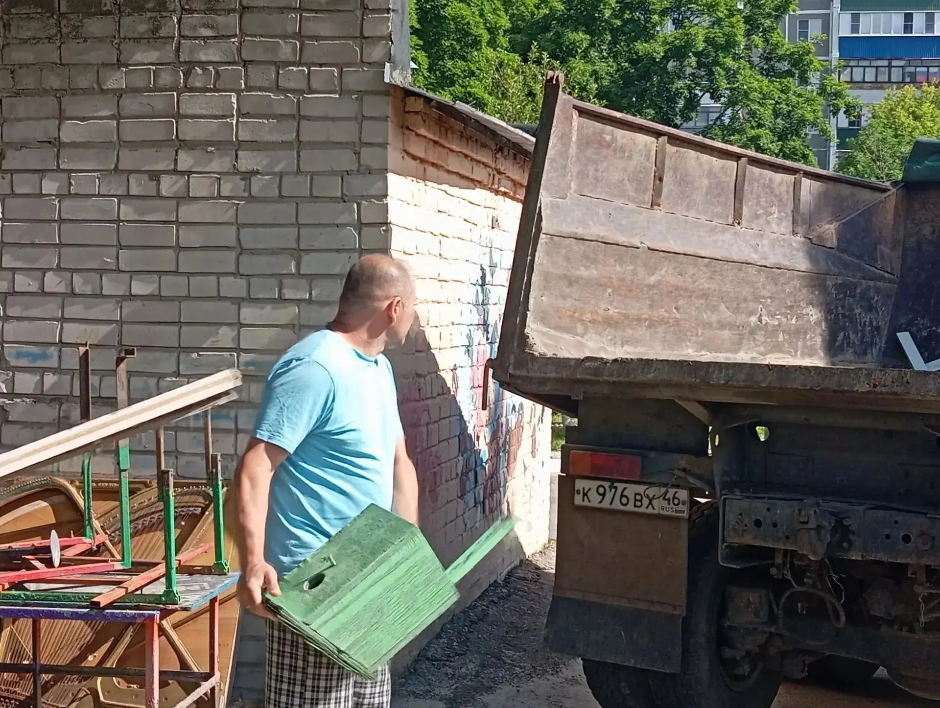 При содействии ОАО "УМ-2"19.06.2026 г. оказана помощь в вывозе строительного мусора с территории МБД
