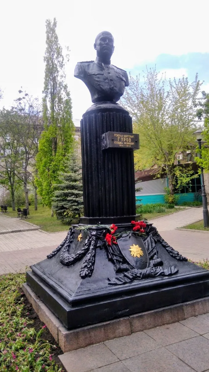 Студенты и преподаватели ДонГУ провели мероприятия у памятника генералу Гурову  7 мая преподаватели 