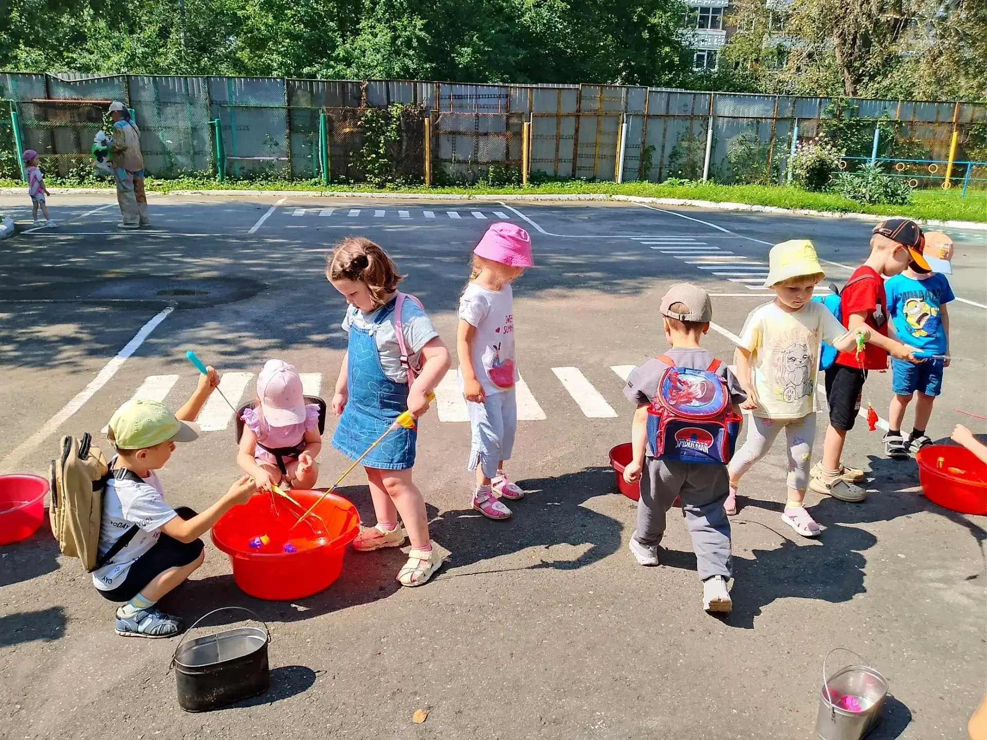 🌲 Эпоха великих открытий: как наши малыши покоряли природу! 🏕️

Сегодня наш детский сад превратилс