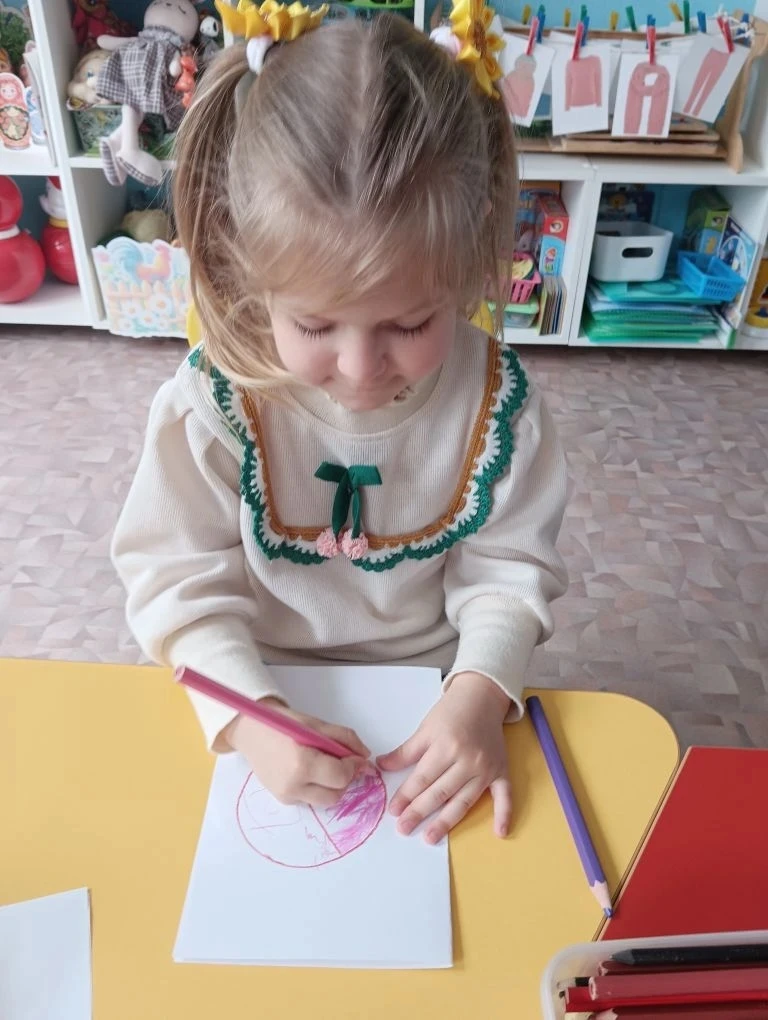 Сегодня в нашем детском детском саду прошёл тематический день - "День книжки- малышки"