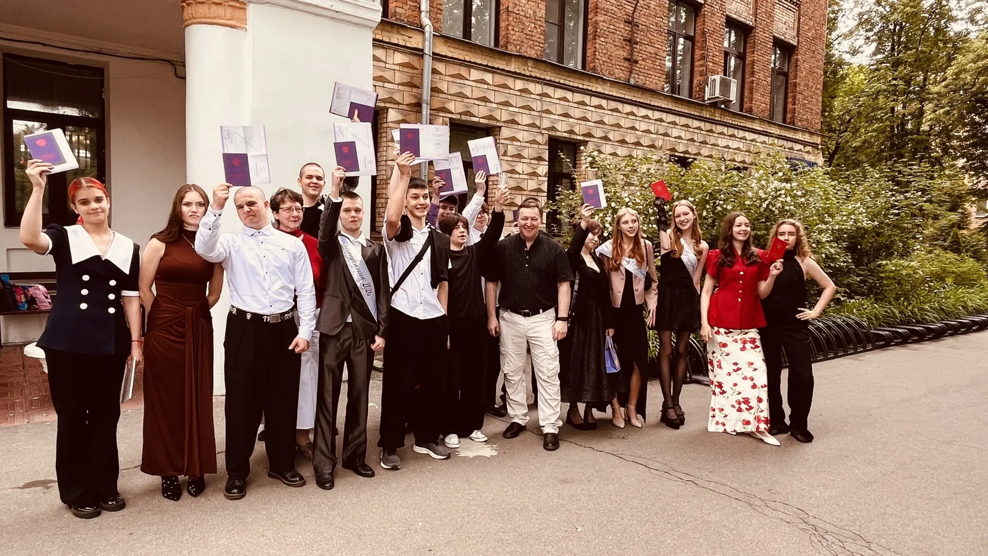 💐Вчера в нашей школе  состоялось торжественное вручение аттестатов об основном общем о...