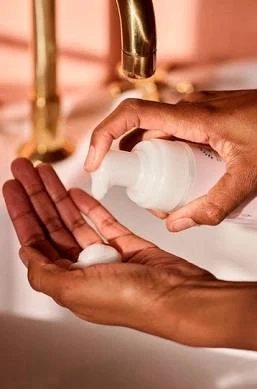 🚿 «Утром лицо чистое, зачем смывать его пенкой?»: можно ли умываться только водой?