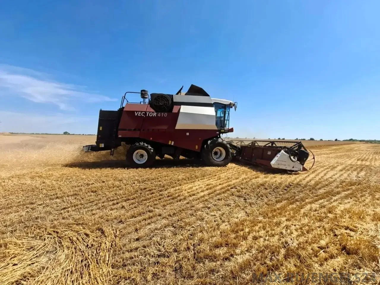 🌾 Энгельсские аграрии намолотили более 200 тысяч тонн зерна