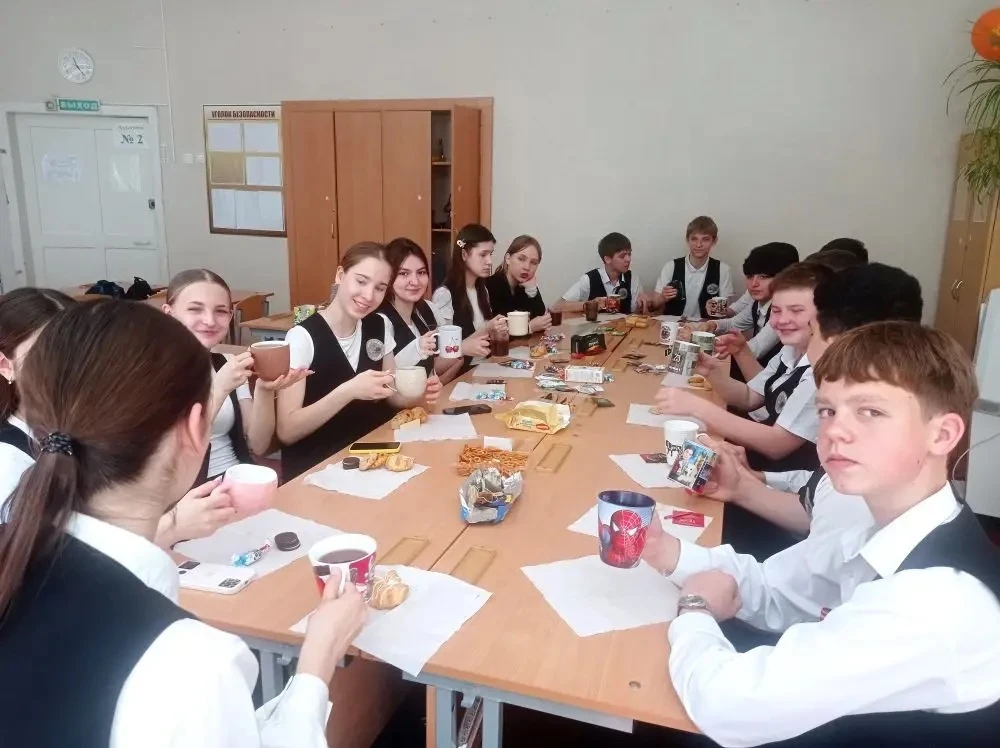 🍵 День чая в 8 «Г» классе: путешествие в мир традиций и ароматов   Обучающиеся 8 «Г» класса отметили