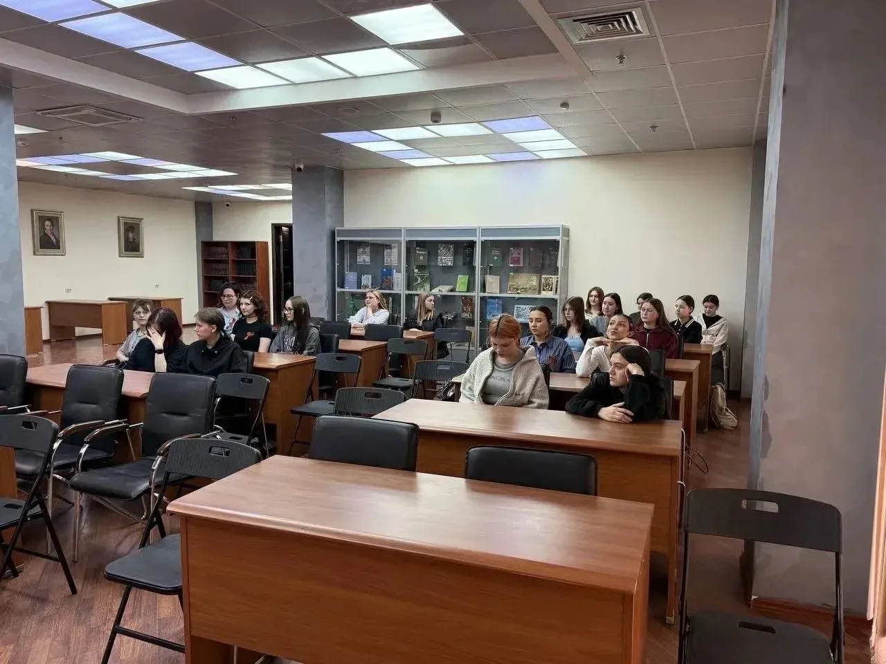 📚 Познавательный час в библиотеке   В преддверии праздника Великой Победы две группы — 12ТиГ(т) и 12