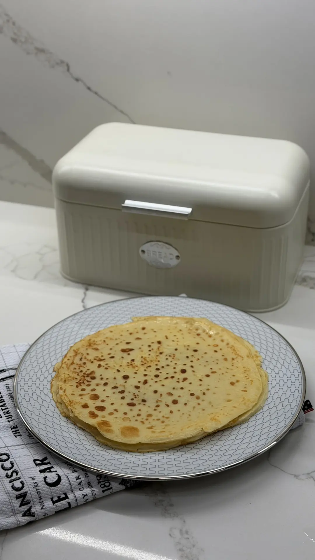 Блины 🥞 
10 блинов - 838 ккал. Кбжу на весь объем : Б-55,48; Ж-23,11; У-101,11.

Один блин ( 80-85 