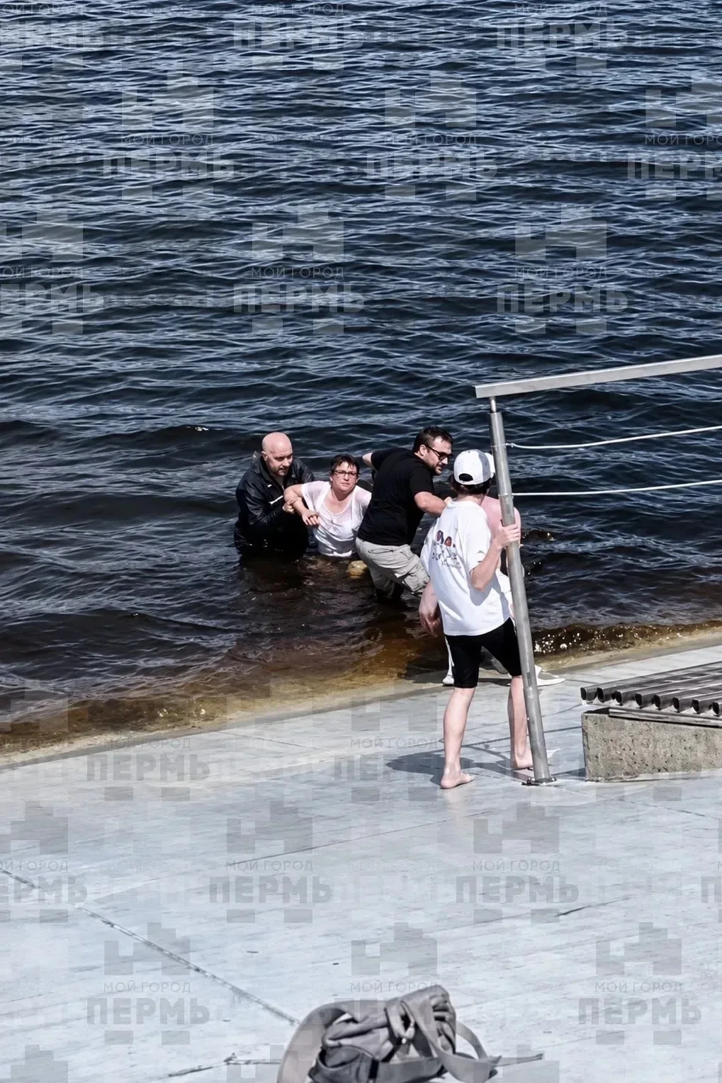🔴Чуть не случилась трагедия! В Перми случайные прохожие вытащили из ледяной реки ребенка и двух пен