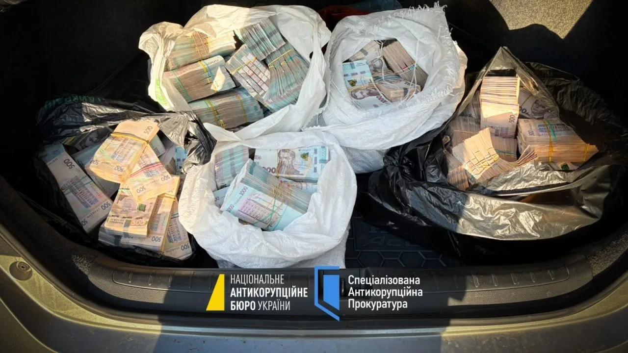 Сотрудники НАБУ показали четыре мешка с наличными, которые были изъяты у подозреваемых ...
