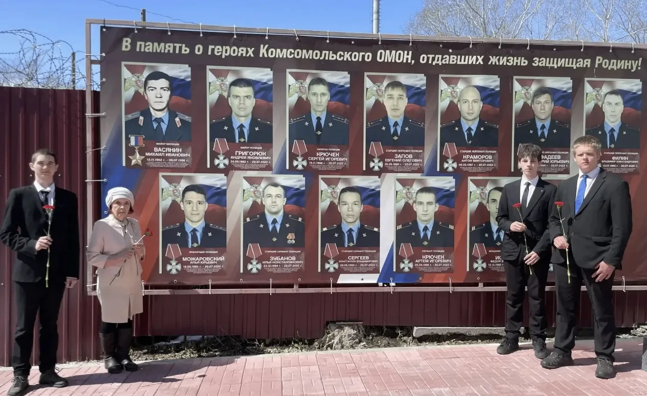 🌟 Активисты школьного музея прошли по местам, прославляющим героев СВО.  ⭐️ Памятник в память о геро