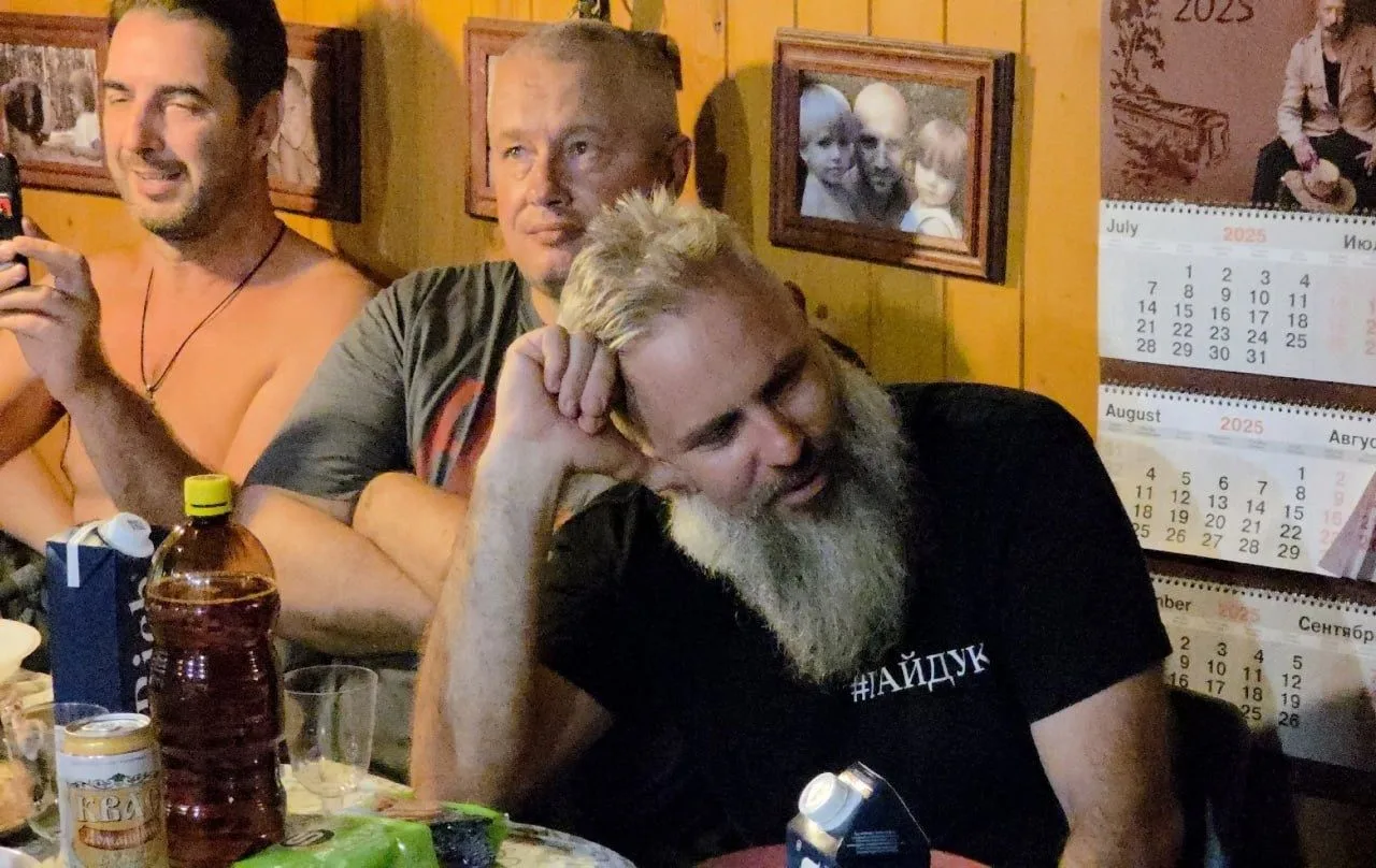 Прислали вот такую фотографию. Крайний справа Евгений Николаев  "Гайдук" — командир подразделения "Р