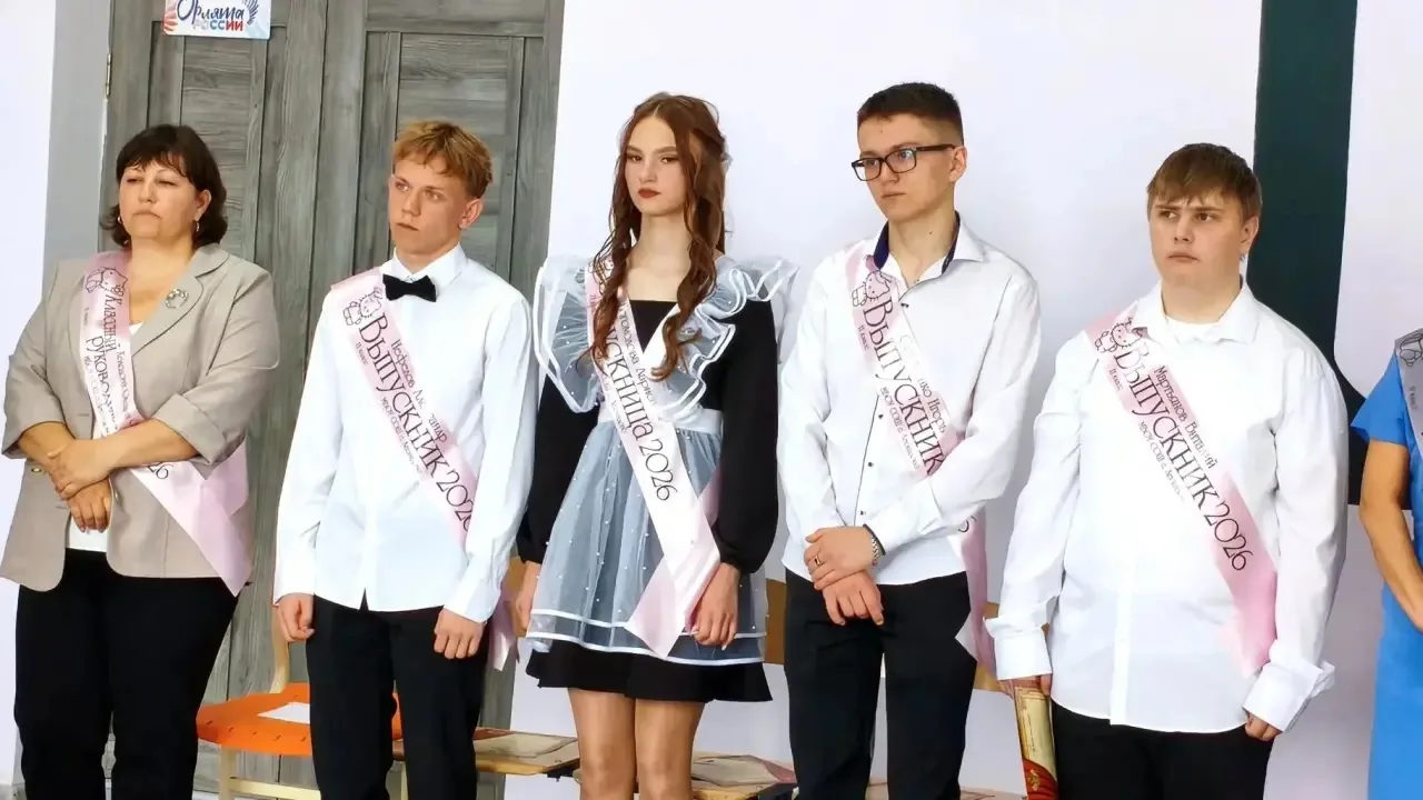 Сегодня в школах Поронайского района прошли торжественные линейки, посвященные празднику «Последний 