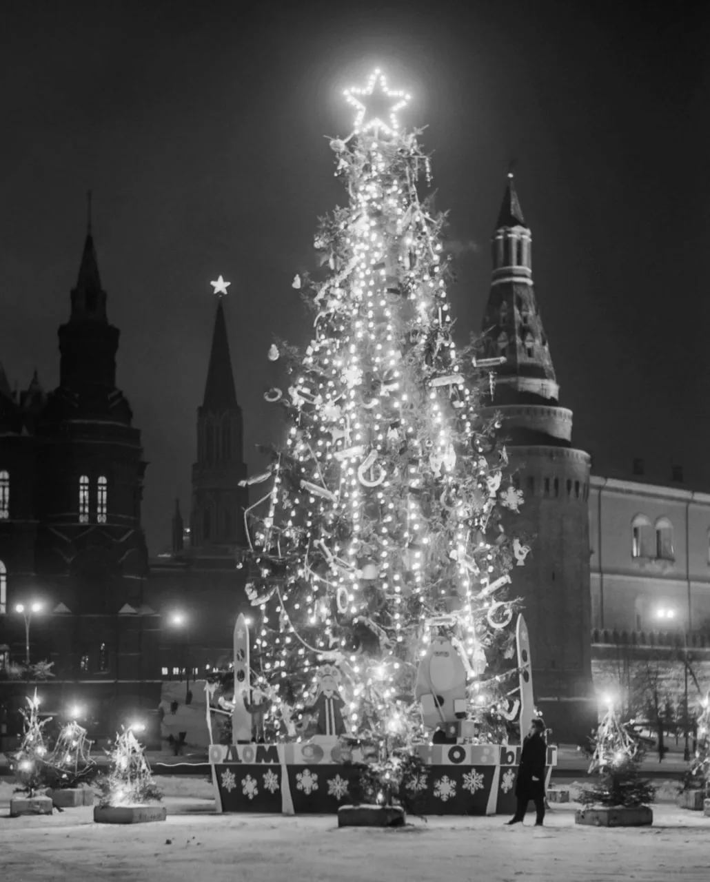 Иллюминированная елка на площади 50-летия Октября (ныне — Манежная пл.) Фото Н. Грановс...
