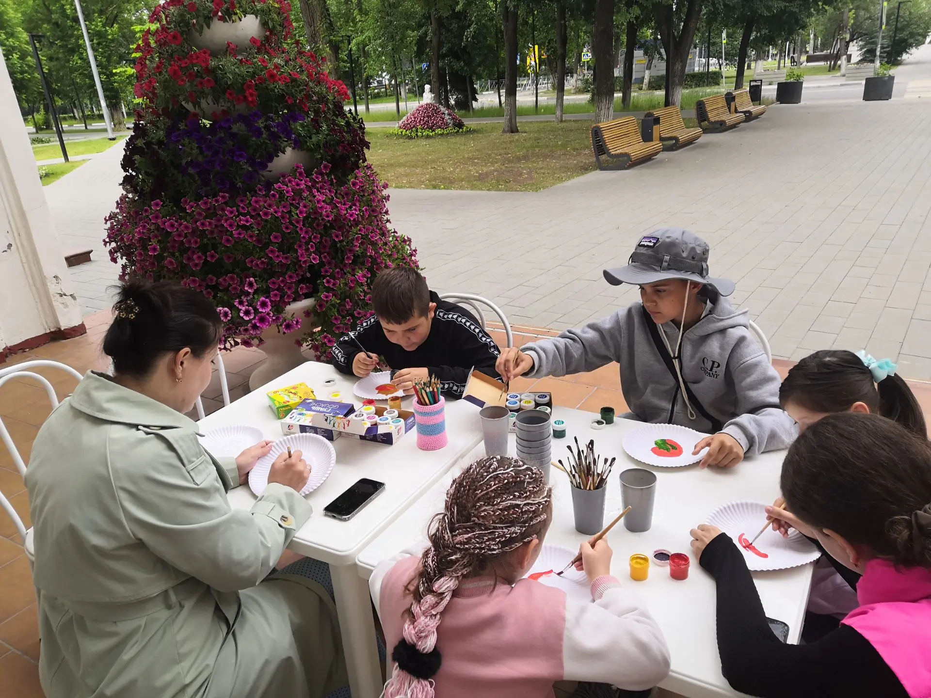 Досуговая площадка "Нескучные каникулы" сегодня встречала ребят яркими красками и интерактивными игр