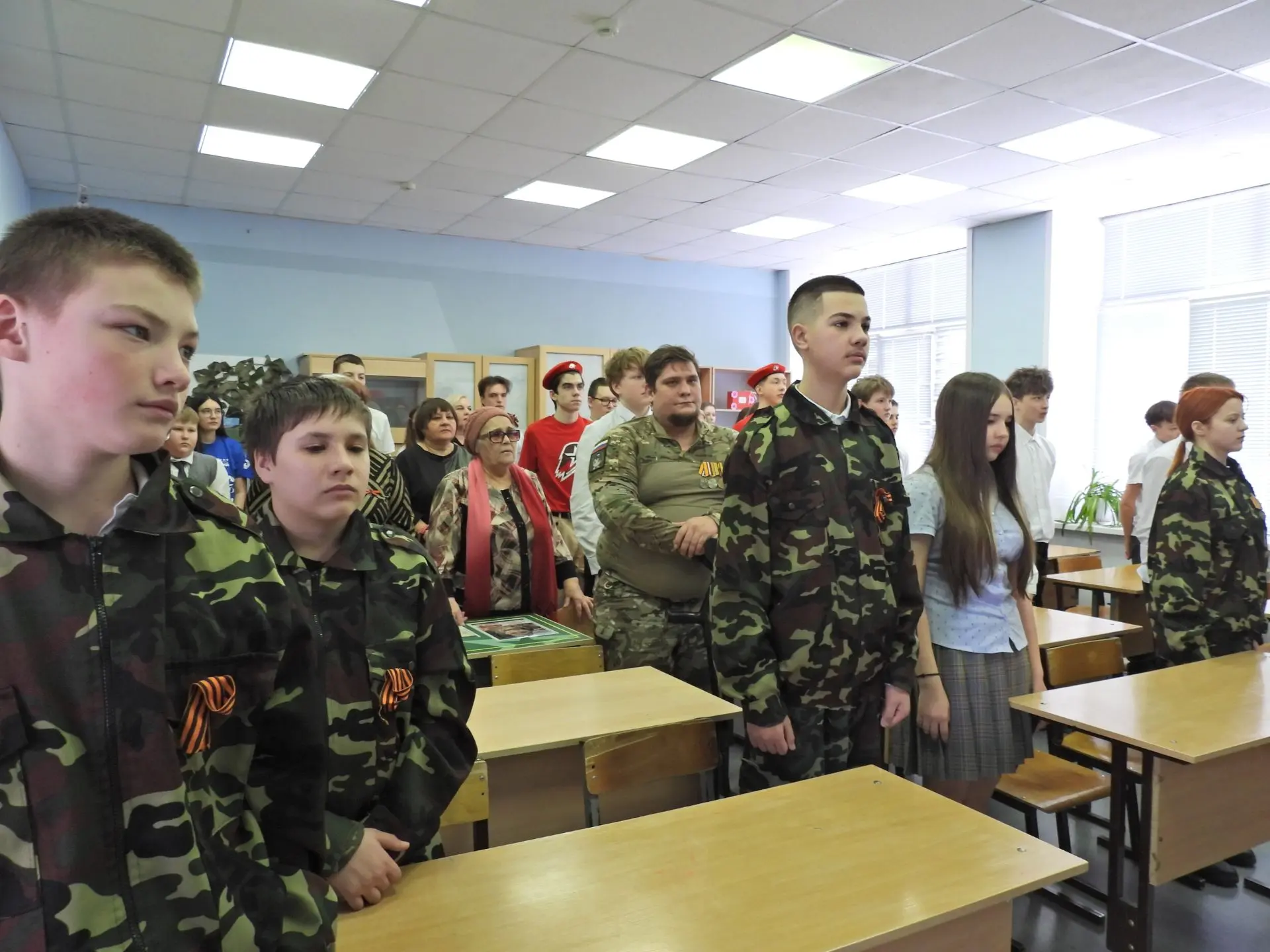 О подвигах - стихи слагают. О славе – песни создают. «Герои никогда не умирают, Герои в нашей памяти