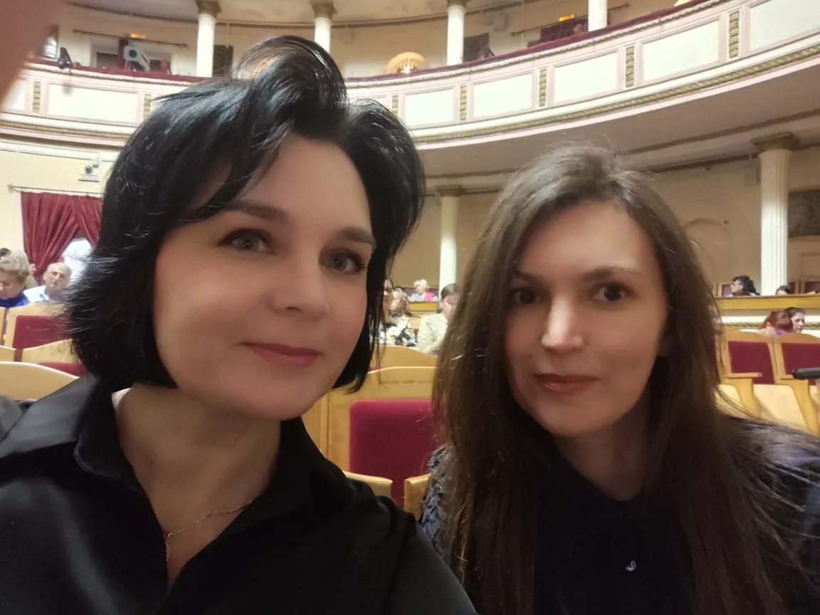 Мы с сестрой сегодня по театрам. В ДОРА дают премьеру