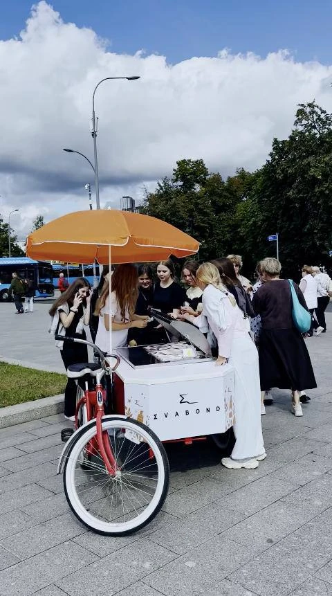 Пухососы уже прошлый день, теперь новый уровень. Уставшим москвичам на улице бесплатно ...
