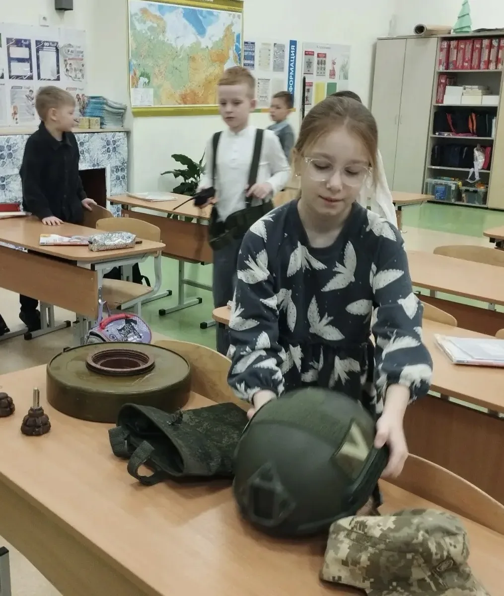 Накануне праздника: живые встречи с теми, кто защищает 🇷🇺  День защитника Отечества в нашей школе на