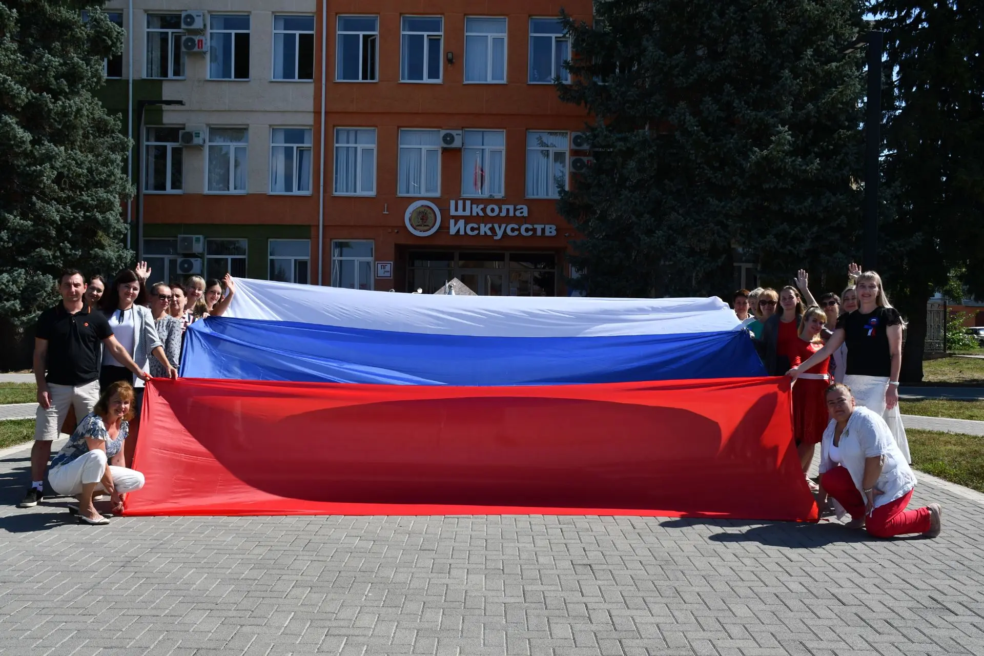 🇷🇺 В цветах родной страны: преподаватели Мостовской ДШИ присоединились к акции «Цвета...