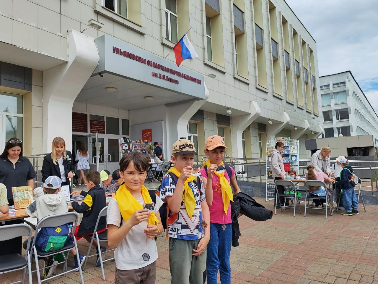 🎩 В день рождения великого поэта возле Дворца книги развернулся настоящий Литературный...
