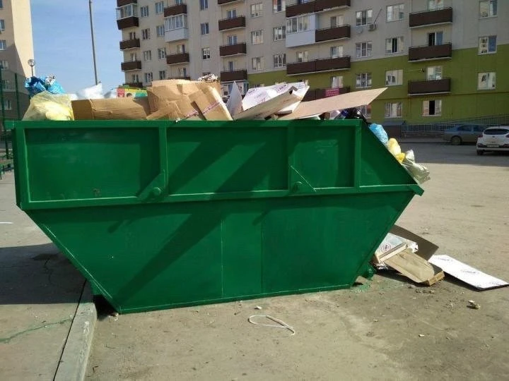 Хочу обратиться к администрации города и тем кто вывозит мусор. Почему после вывоза металлического б
