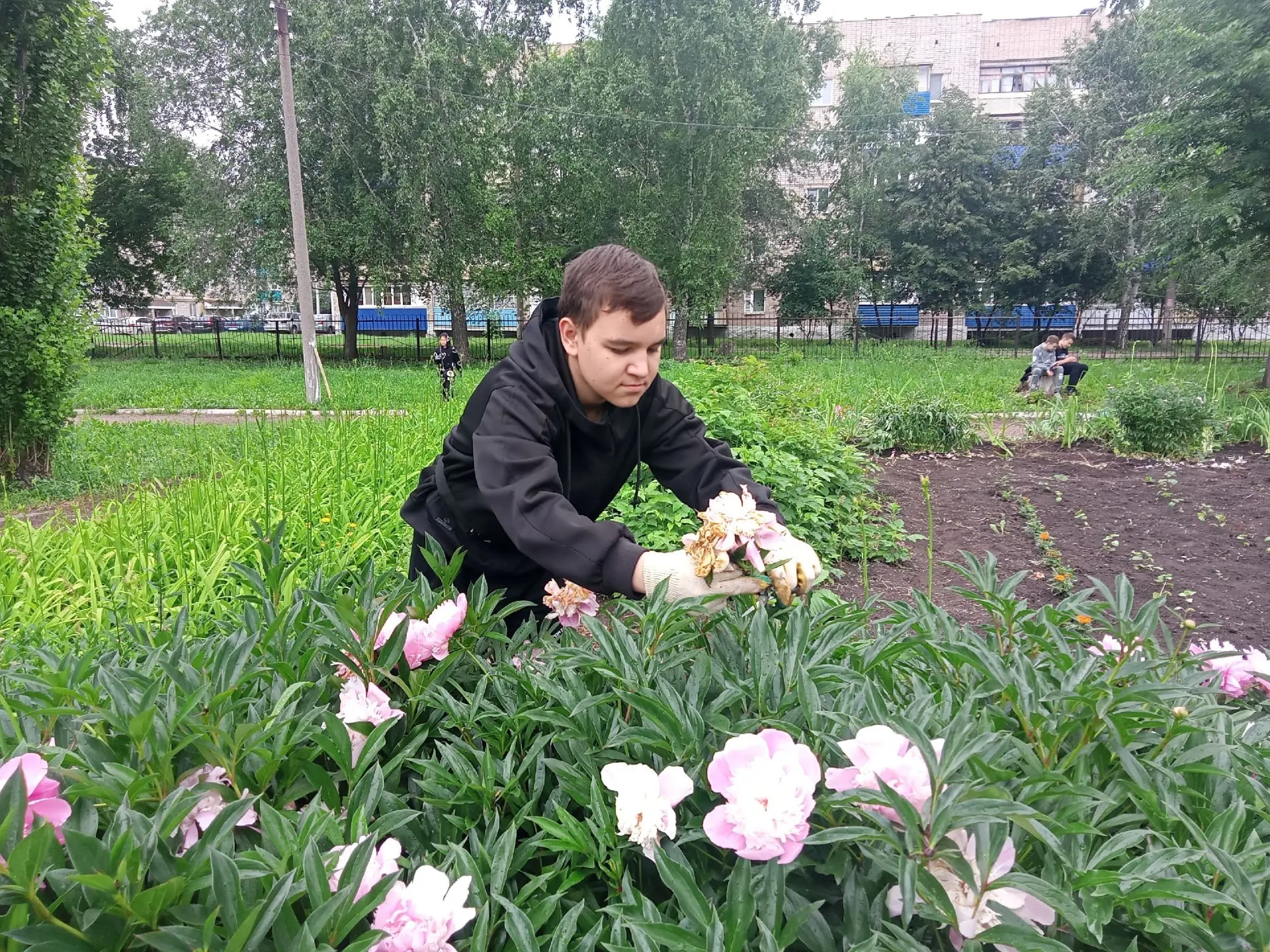 ОДИН ДЕНЬ ТРУДОВОМ ЛАГЕРЕ

Сегодня ребята нашего летнего лагеря труда и отдыха взяли в руки лейки, с