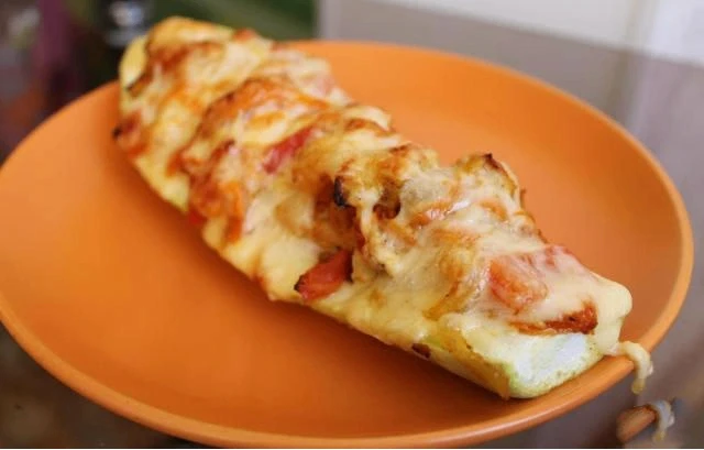 Кабачки, фаршированные курицей и грибами