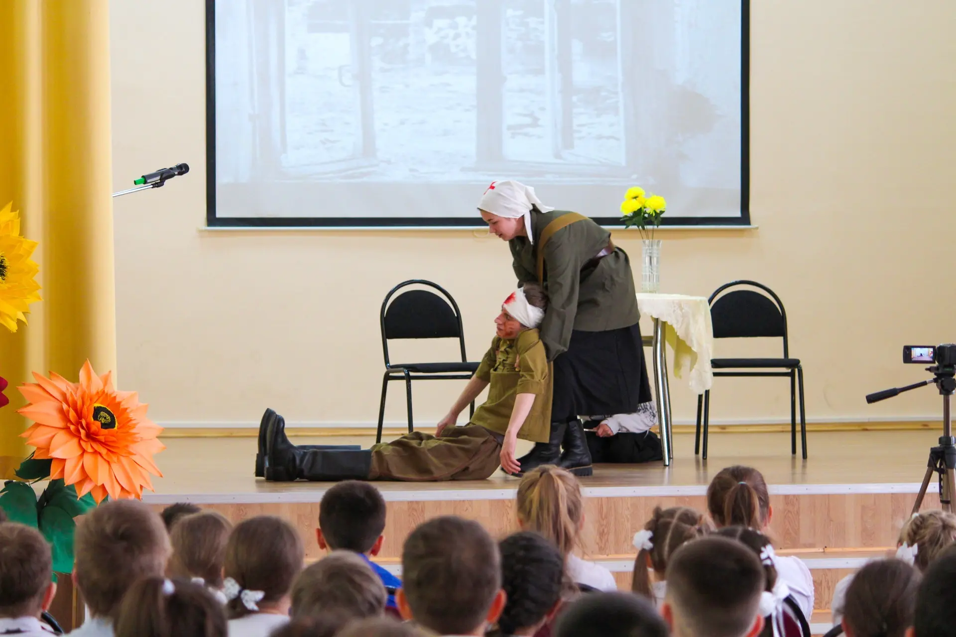 «ФРОНТОВОЕ ЗЕРКАЛЬЦЕ»🎭  В нашей школе состоялся спектакль «Фронтовое зеркальце», посвящённый Дню Поб