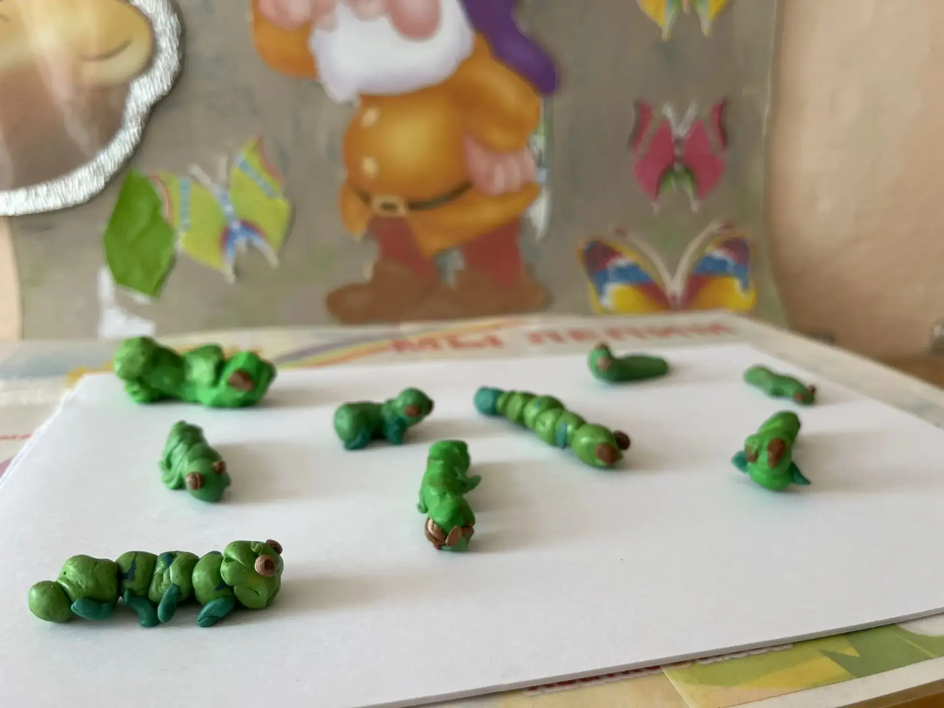 🐛 Сегодня наши малыши побывали в роли настоящих скульпторов и провели творческое занятие по лепке н