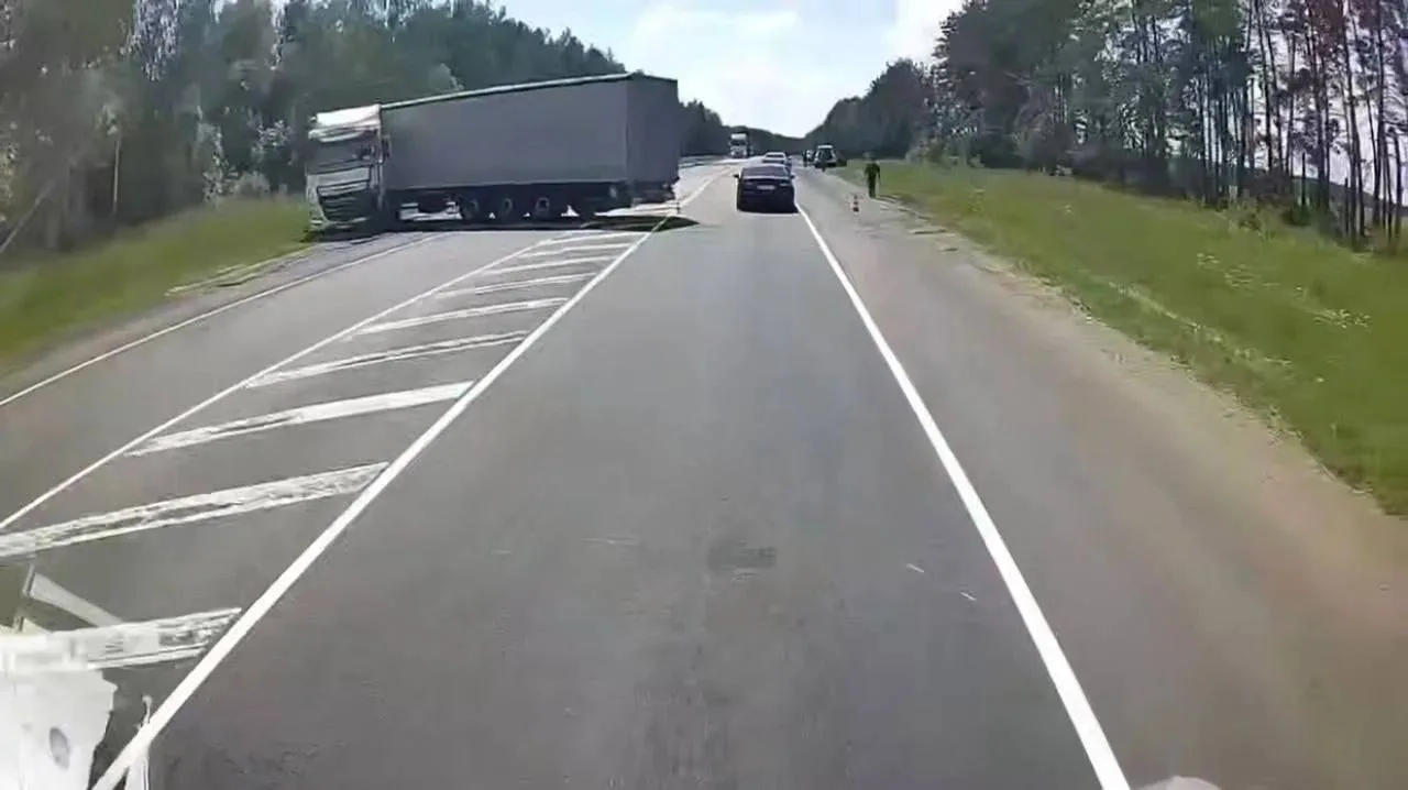 Вчера под Унечей серьезная авария унесла жизни двух человек

По предварительным данным, водитель гру