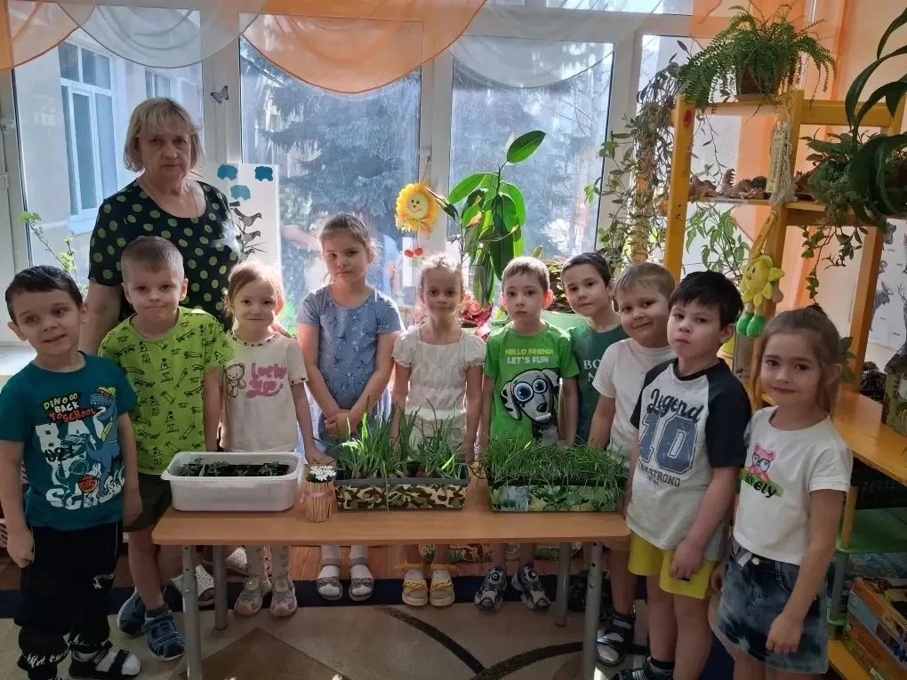 Посадили огород, посмотрите, что растёт!Будем мы ухаживать, будем поливать, будем за ро...