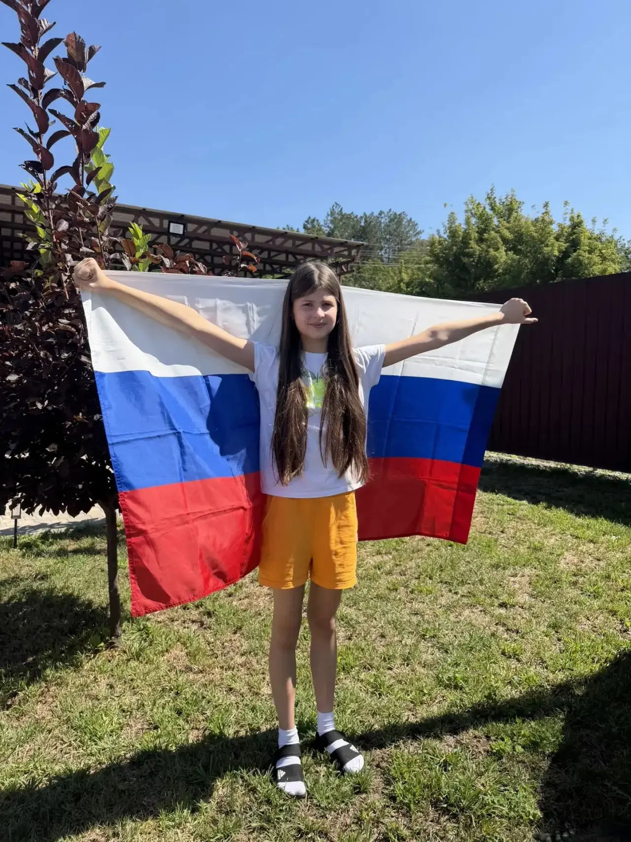 Учащиеся нашей школы приняли участие в онлайн-флешмобе «Цвета Российского флага»