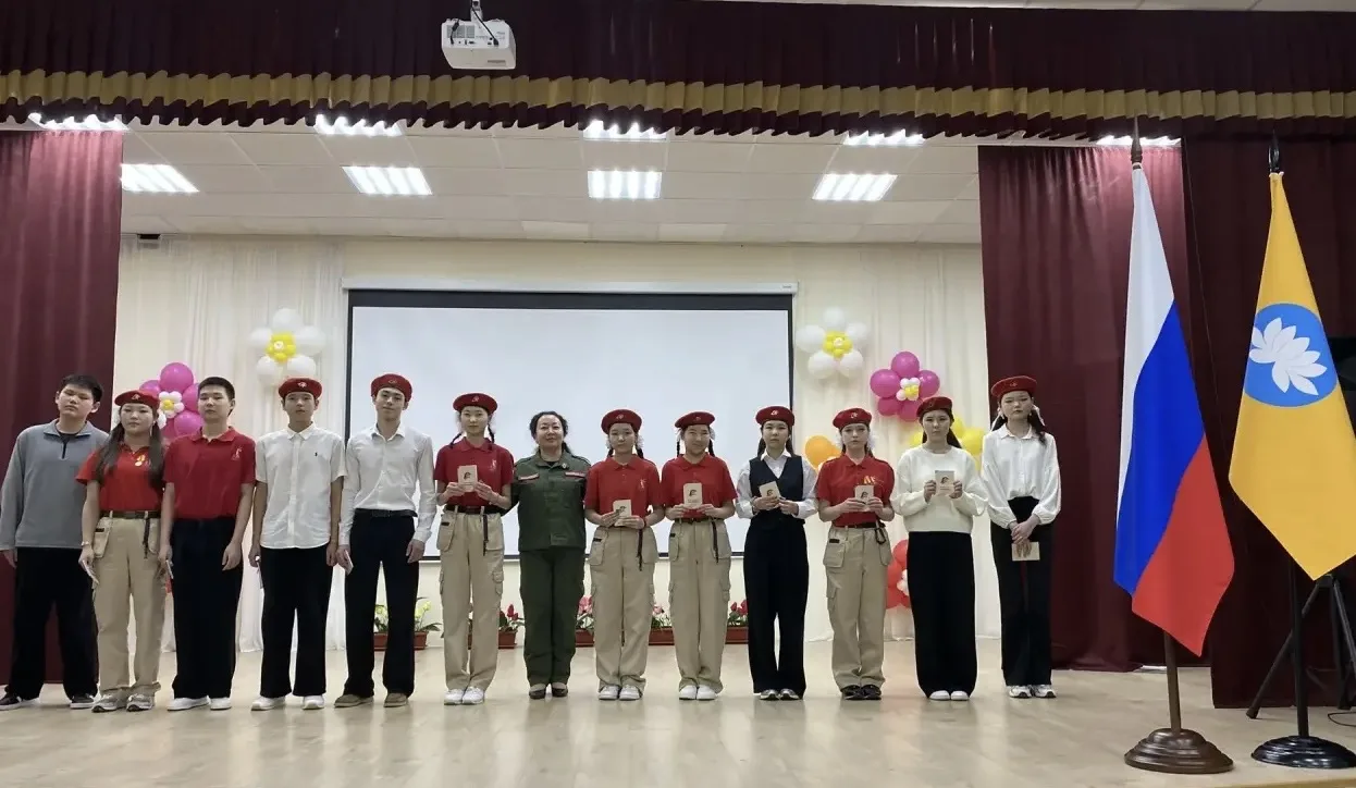 В рядах «ЮНАРМИИ» пополнение! 🇷🇺  Сегодня в нашей школе состоялось знаковое событие — юнармейцы отря