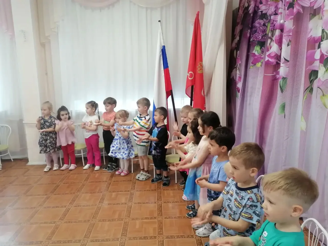 В группе «Кораблик» прошло музыкальное развлечение: «В гости к бабушке». Дети «на поезде отправились