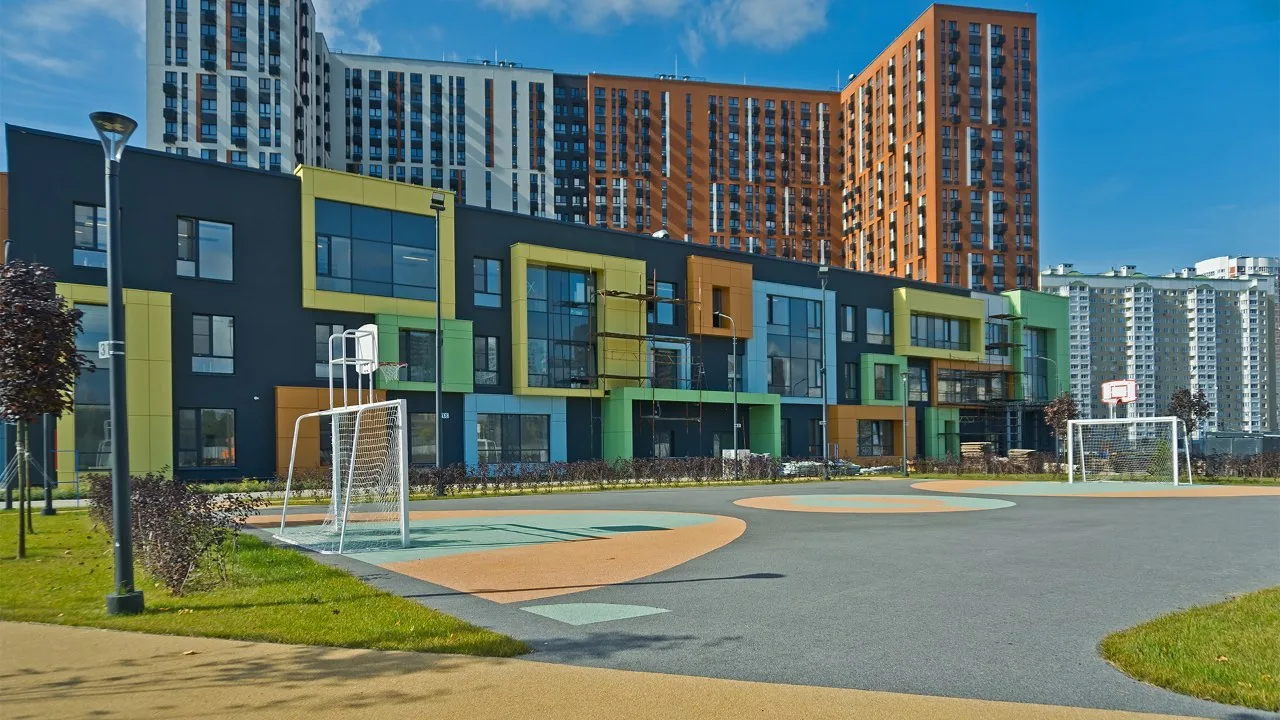 🏗️ Застройщик поделился динамикой строительства социальных объектов в городе-парке «Пе...