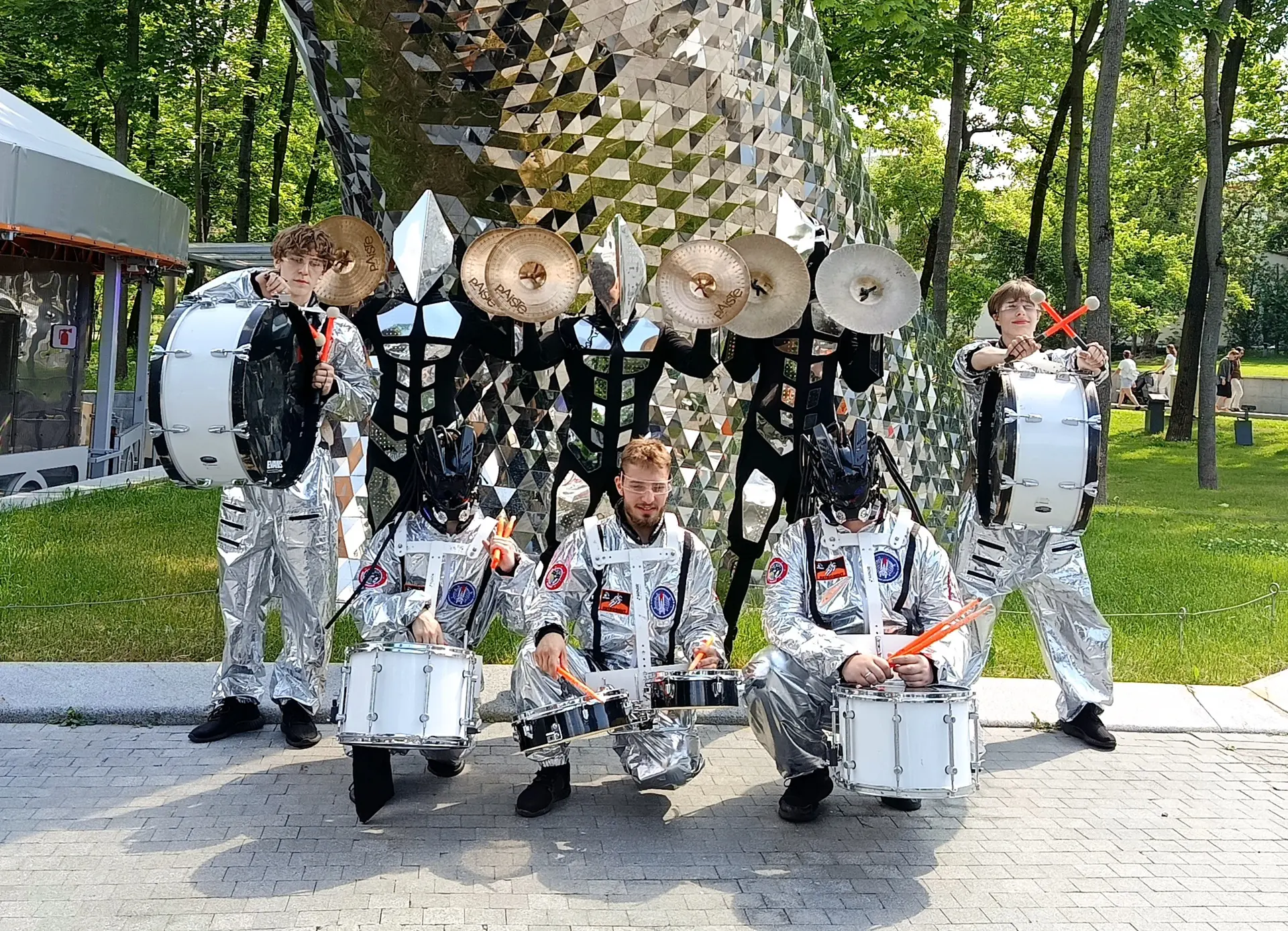 🥁В ТОРЖЕСТВЕННОМ МАРШЕ!✨

🎶 Ритмы "Знаменских барабанщиков" снова радуют! 
Ансамбль продолжает сво