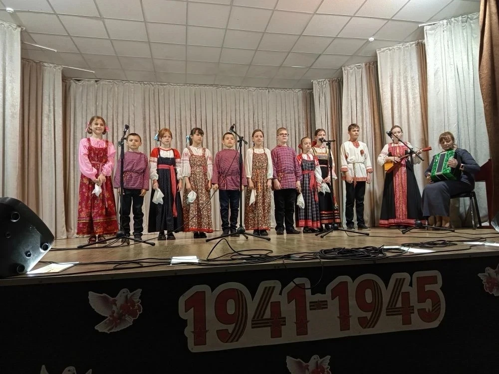 Участники образцового фольклорного ансамбля "Старинушка" (преподаватель Романовская И.С...