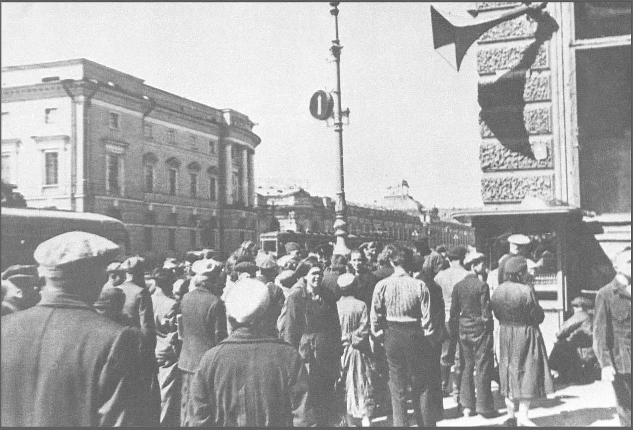 Они молча хоронили своих убитых, перевязывали раненых, не зная отдыха, работали день и ночь, спасая 
