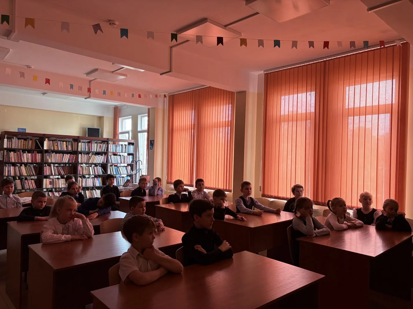 ✨ Волшебное путешествие в мир сказок Андерсена! ✨   16 апреля в 2 «В» классе прошло увлекательное за