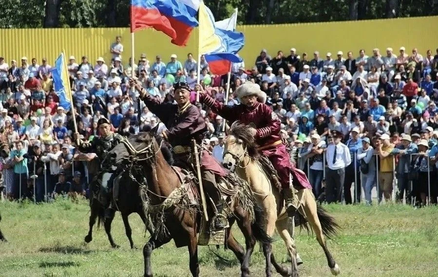 Говорят, что стрела летит быстрее ветра, но конь чувствует её раньше, чем она покидает ...