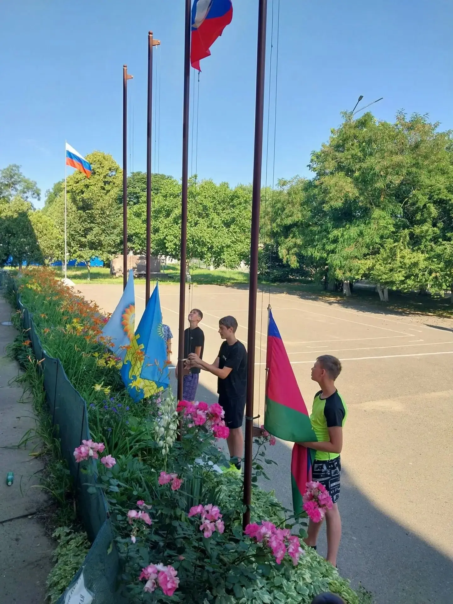🌞 Один день в лагере «Юниор»: флаги, труд и креатив!

Утро в нашем летнем лагере «Юниор» началось с