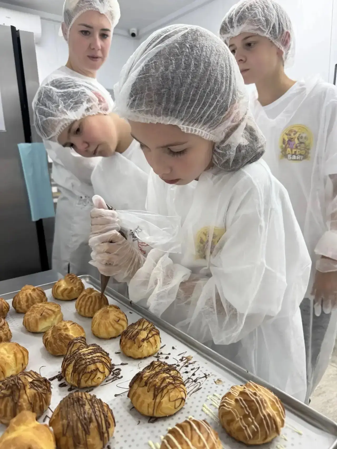 Ученица 3В класса Алёна К. сейчас находится в Агролагере на Истринской Сыроварне Олега ...