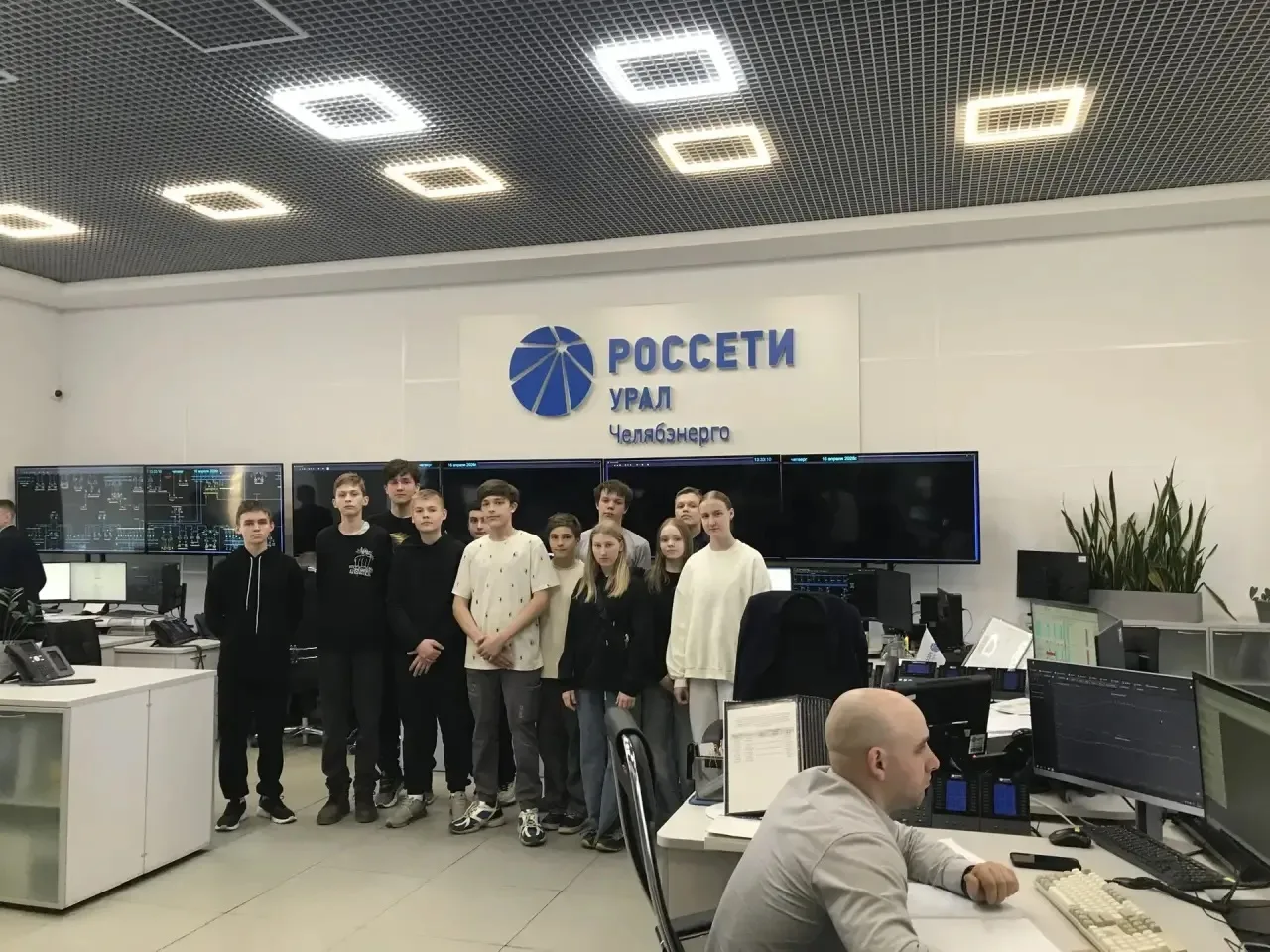 🌟 Экскурсия в «Россети Урал»: электричество стало ближе! 🌟  Ученики 8 «А» и 8 «Б» классов побывали н