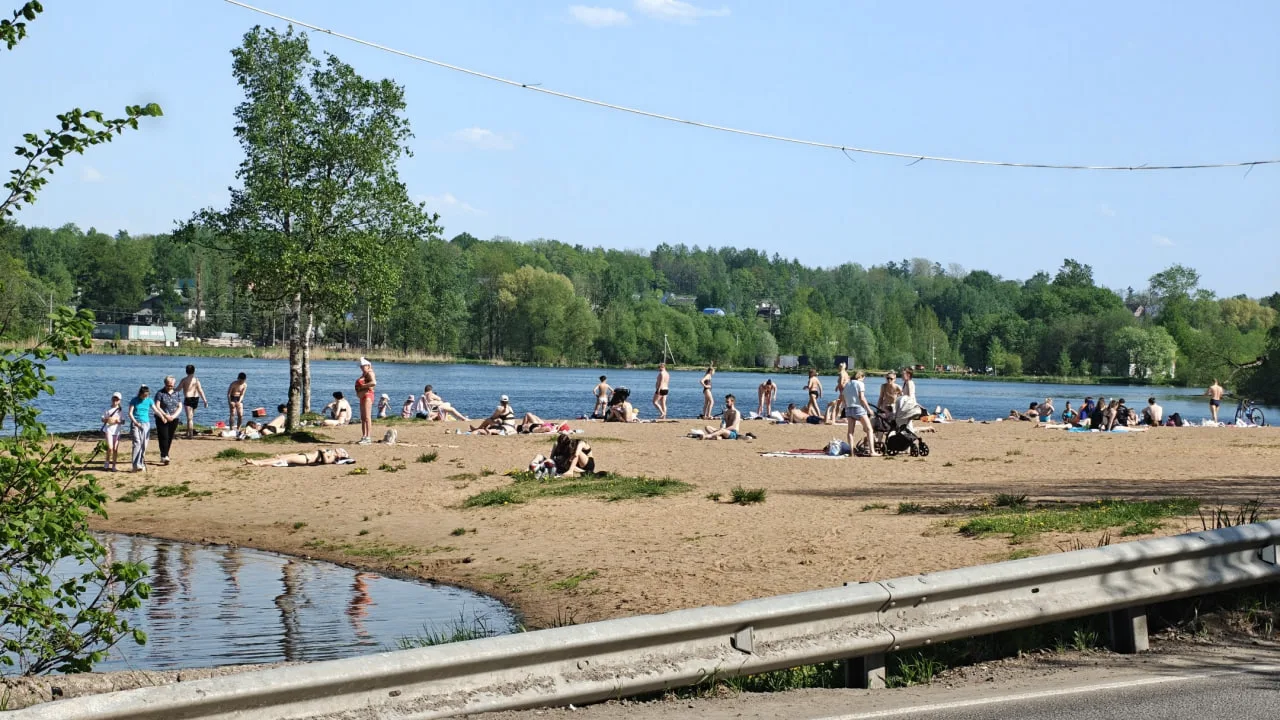 Туалета в этом сезоне на пляже, похоже, опять не будет. Администрация района хотела при...
