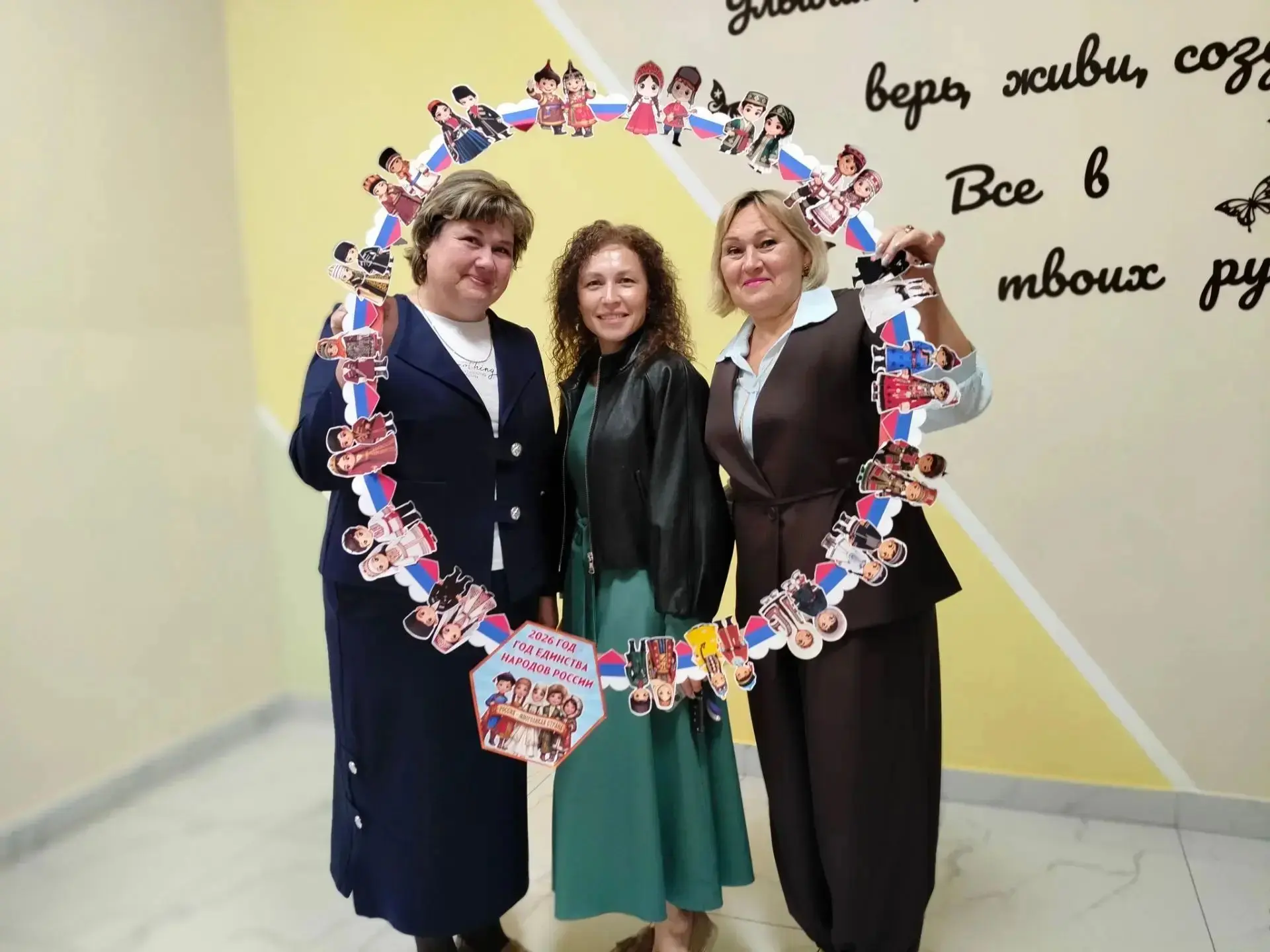 Сегодня на нашей школьной линейке в честь дня Знаний— не просто фотозона, а маленькая к...