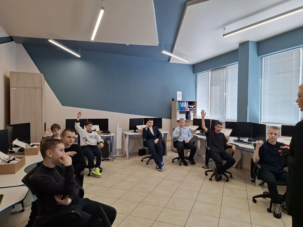 🌟 Увлекательное путешествие в мир профессий 🚀  ✨ 10 марта ученики 6в класса вместе с классным руково