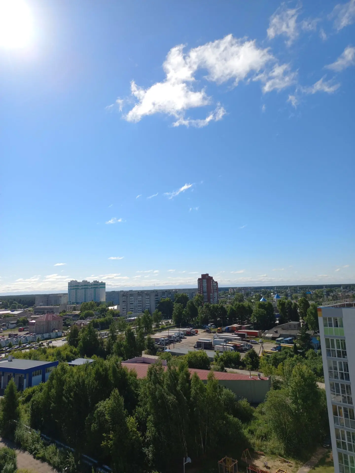 Что за прелесть это утро! Солнце! Уже припекает. После вчерашнего холода приятно понежи...