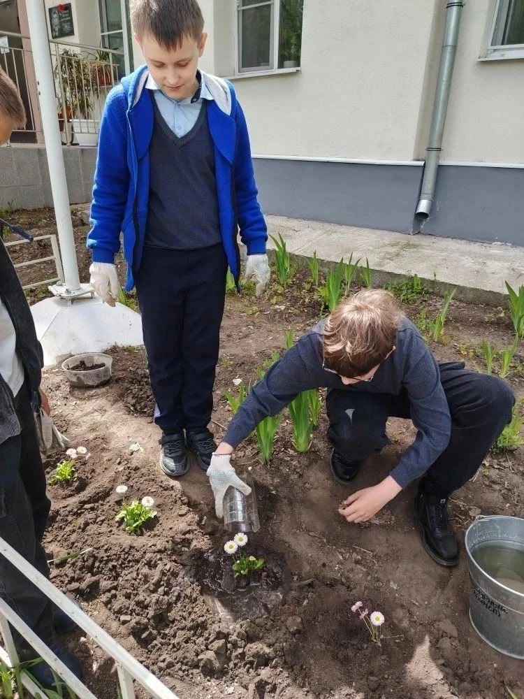 🌷 Школа начинается с заботы: ученики приводят в порядок свои дворы  Школа — это не только уроки и зн